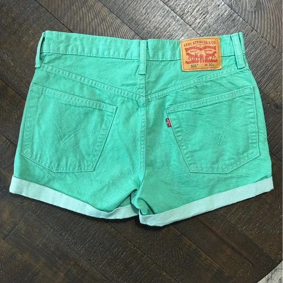 Levi’s Women’s Pastel Green Mid Rise Relaxed Fit Denim Shorts Size W 30 - Picture 2 of 9